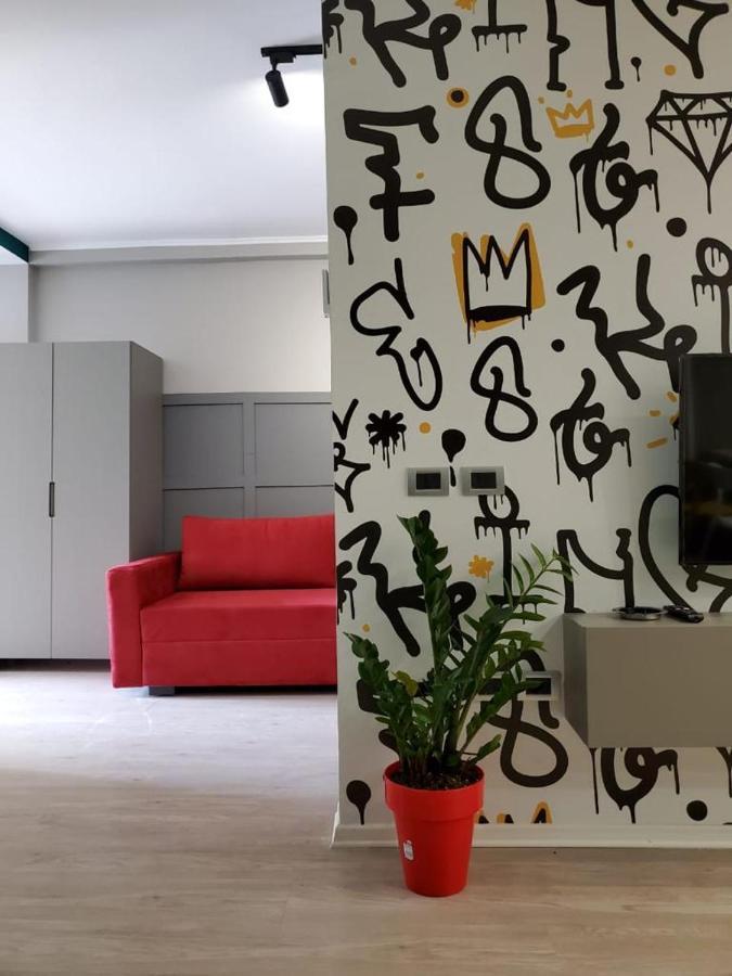 Helga'S Deluxe 3 Apartment Tirana Esterno foto