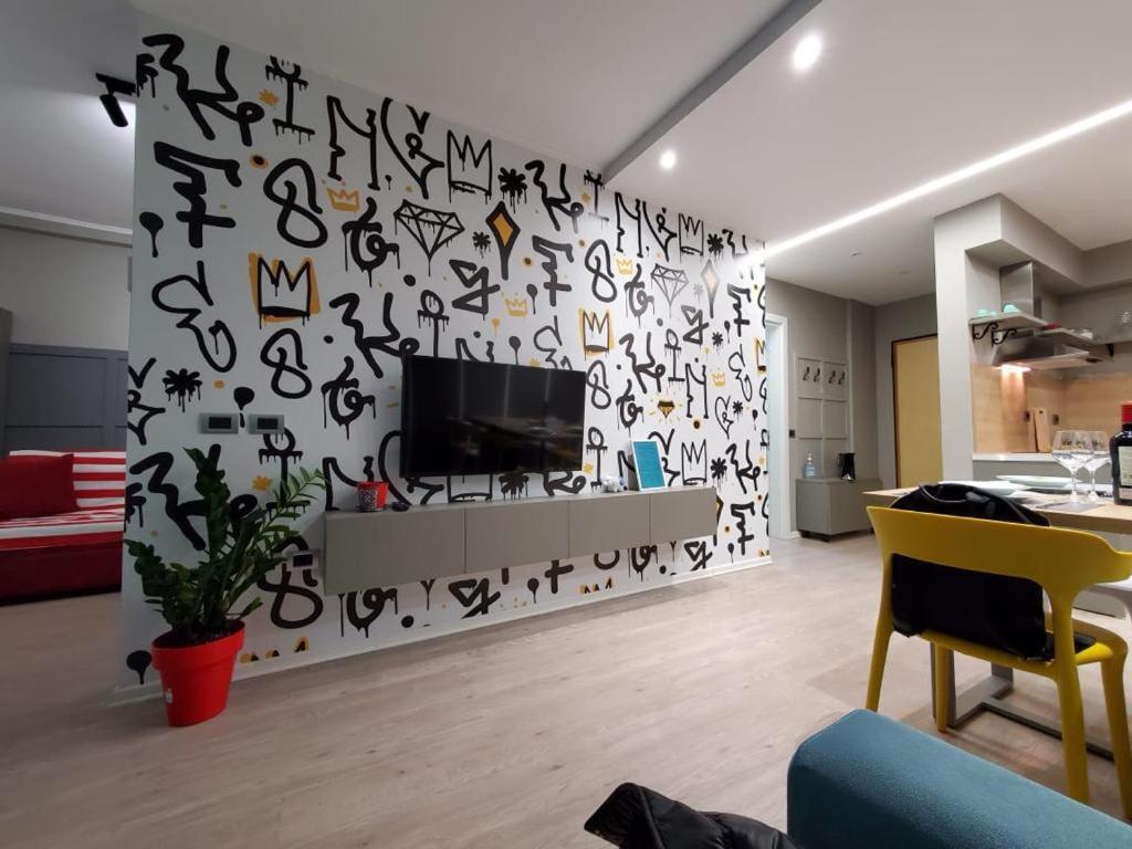 Helga'S Deluxe 3 Apartment Tirana Esterno foto