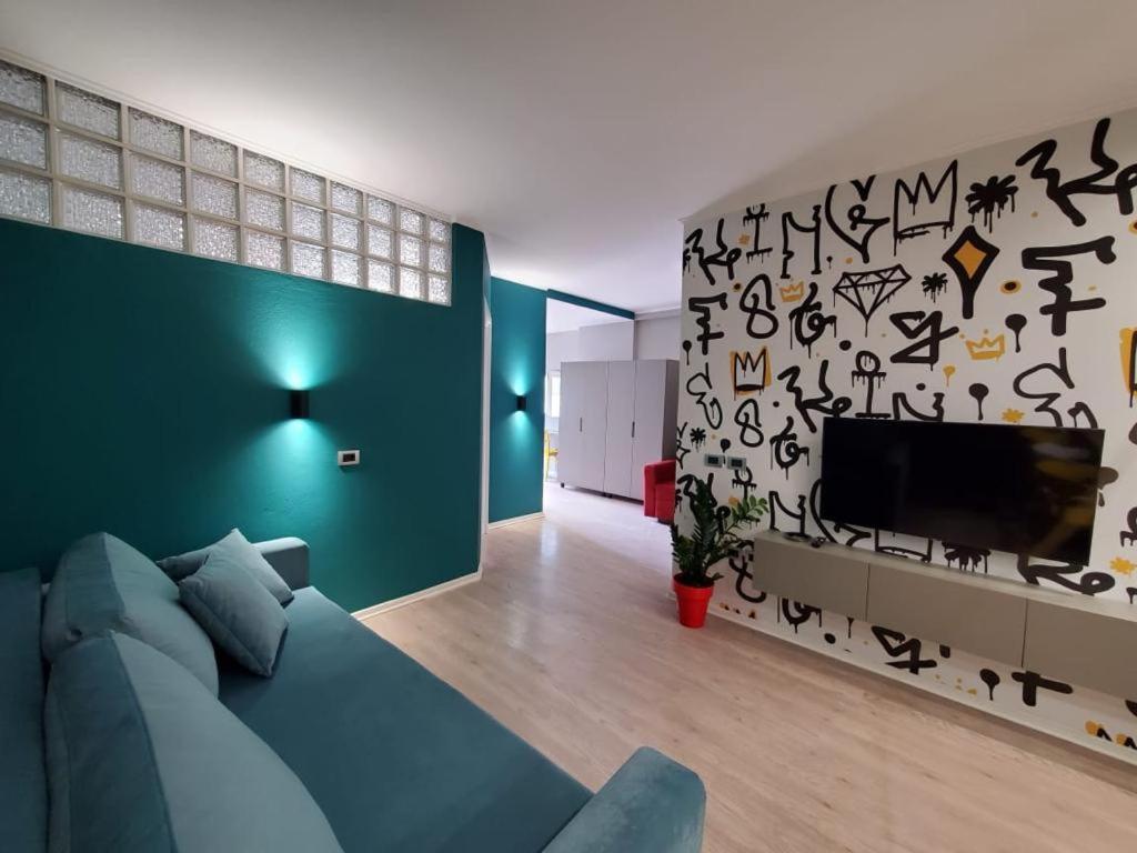 Helga'S Deluxe 3 Apartment Tirana Esterno foto