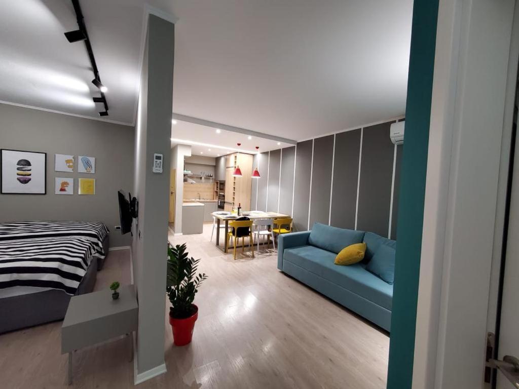 Helga'S Deluxe 3 Apartment Tirana Esterno foto